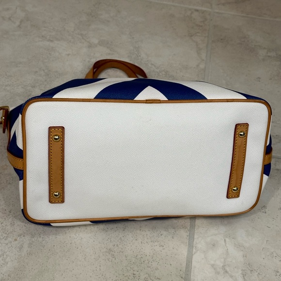 Dooney and Bourke Chevron purse! I’m amazing condition . - Picture 6 of 7